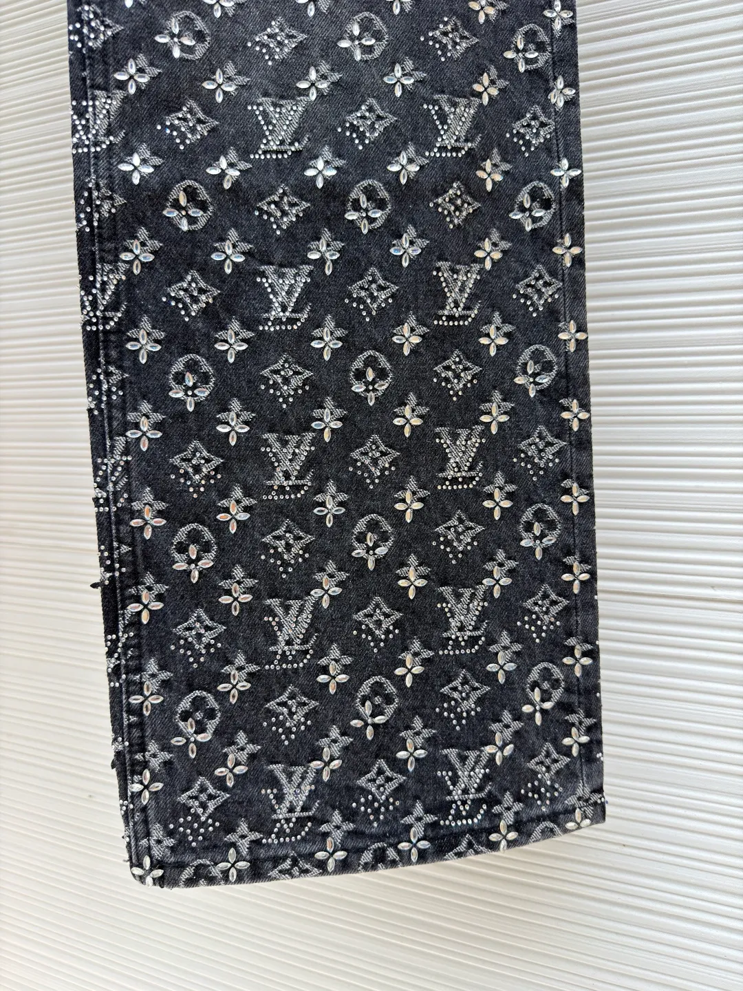 LOUIS VUITTON presbyopic rhinestone jacquard jeans ●Original version: 130000 purchased and developed ●Item number: 1681010-C10 ●Fabric: denim fabric ●Technology: jacquard rhinestone production ●Version: fitted version ●Weight: about 1050 grams ●Size: 30-32-34-36 ●Description: The fabric is sewn from denim, with a Monogram jacquard pattern printed all over, and diamond decorations using hot-drilling techniques to form the brand’s classic pattern. The waist is distressed and flocked leather, and the hardware is molded. The overall routing is straight and delicate, the fabric is comfortable and soft, and the color is consistent without color difference. It can be matched with the same style to create a fashionable look and control various occasions. Customized accessories, complete with three standards, the same style for men and women.